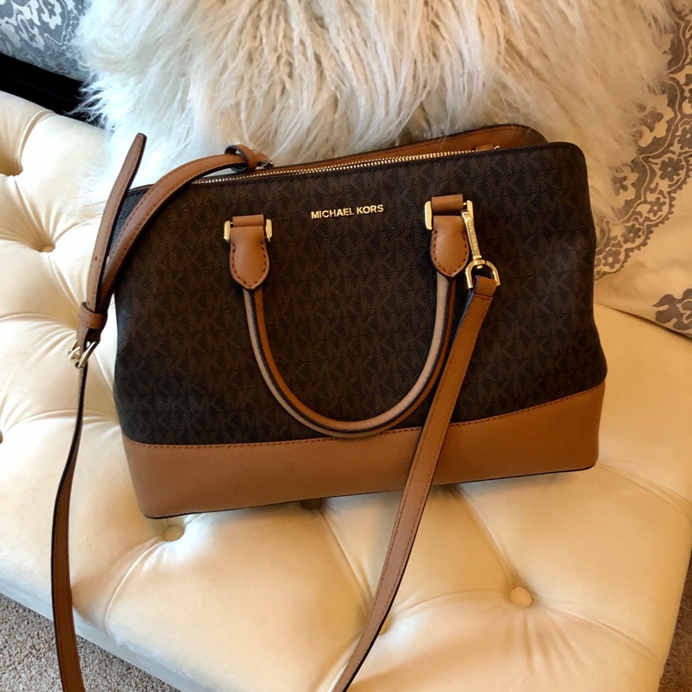 *****SOLD******Michael Kors Savannah Large Satchel